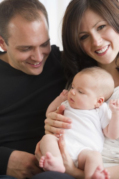 USA, New Jersey, Jersey City, Portrait of family with baby girl (2-5 months). Photo : Jamie Grill