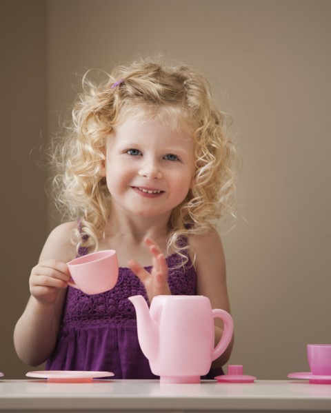 USA, Utah, Lehi, girl (2-3) playing with toy crockery . Photo : Mike Kemp