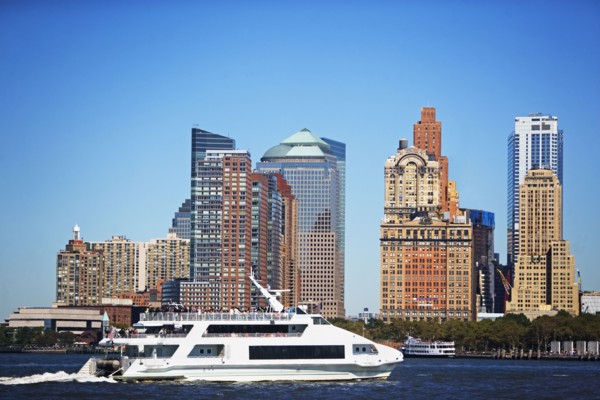 USA, New York City, Manhattan, Battery Park skyline with yacht. Photo : fotog