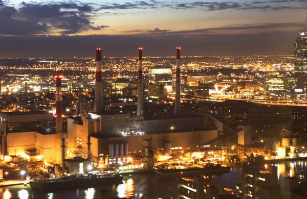 USA, New York, Long Island City, cityscape with power plant. Photo : fotog