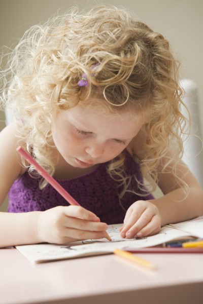 USA, Utah, Lehi, girl (2-3) drawing. Photo : Mike Kemp