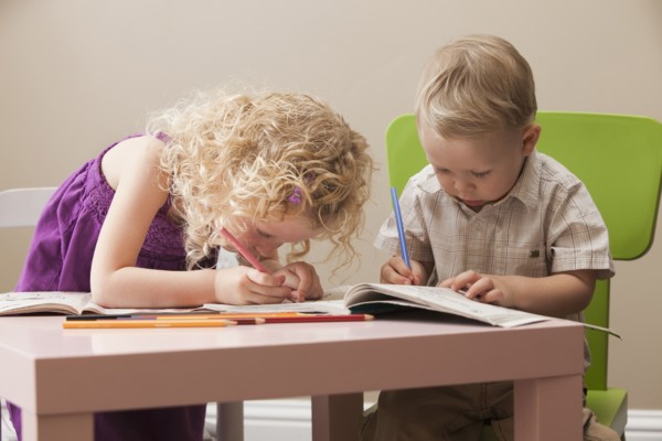 USA, Utah, Lehi, girl (2-30 and boy (18-23 months) drawing together. Photo : Mike Kemp