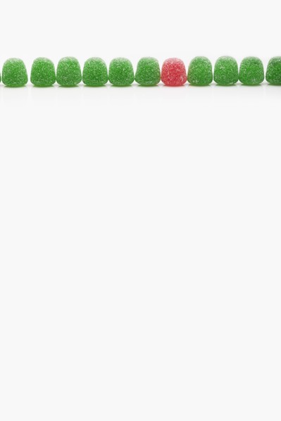 Line of green jellies and one red. Photo : FBP
