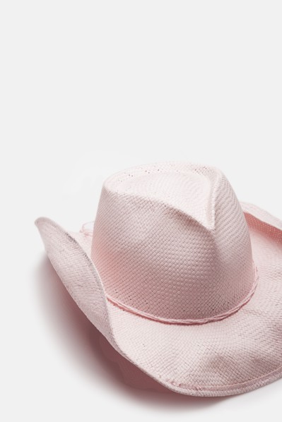 Pink straw hat. Photo : FBP