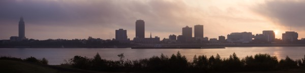USA, Louisiana, Baton Rouge, City skyline over Mississippi River at sunrise. Photo : Henryk Sadura