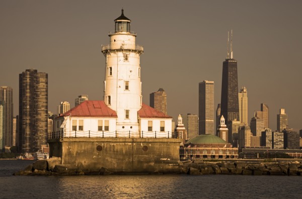 USA, Illinois, Chicago, lighthouse with cityscape behind at sunset. Photo : Henryk Sadura