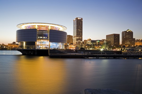 USA, Wisconsin, Milwaukee skyline at dusk. Photo : Henryk Sadura