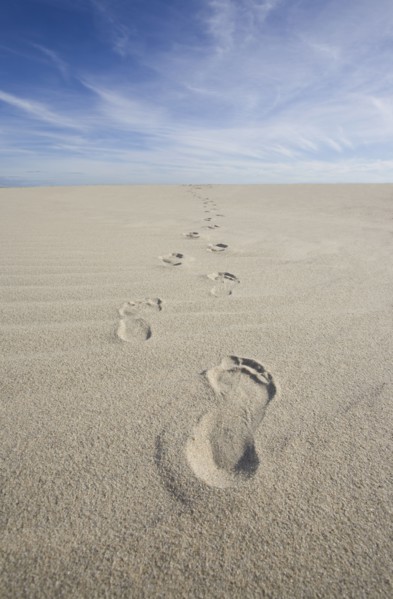 USA, Massachusetts, Cape Cod, footprints on beach . Photo : Chris Hackett
