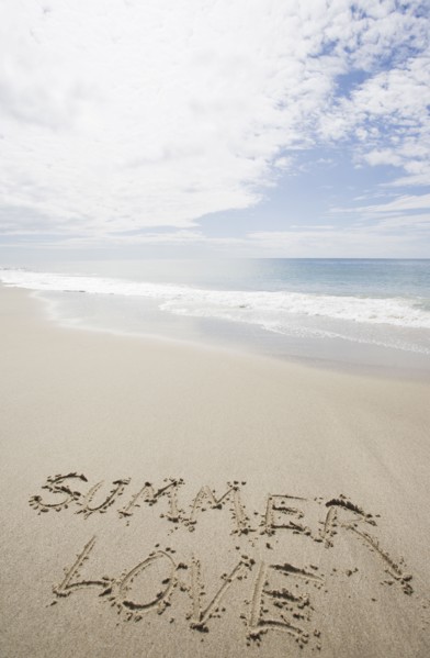 USA, Massachusetts, love sign on sand. Photo : Chris Hackett