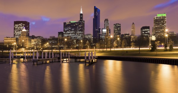USA, Illinois, Chicago, City skyline and marina illuminated at dusk. Photo : Henryk Sadura
