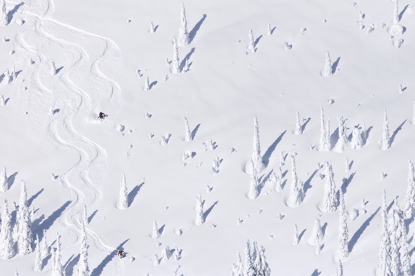 USA, Montana, Whitefish, aerial view of skiers on slope. Photo : Noah Clayton