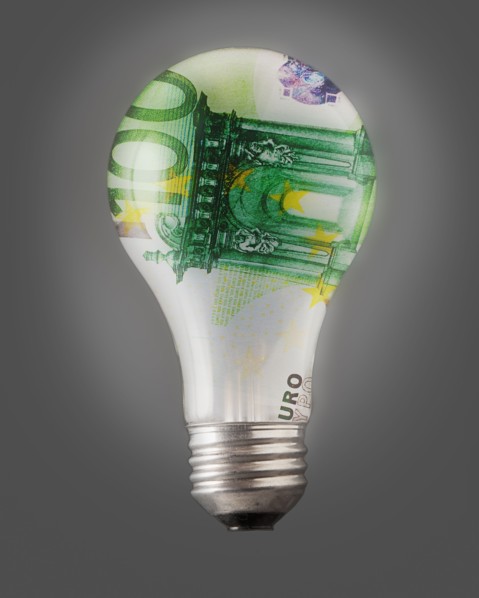 Composition of bulb and one hundred euro note. Photo : Mike Kemp