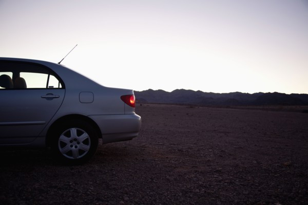 USA, Nevada, car on desert road at dusk. Photo : Johannes Kroemer