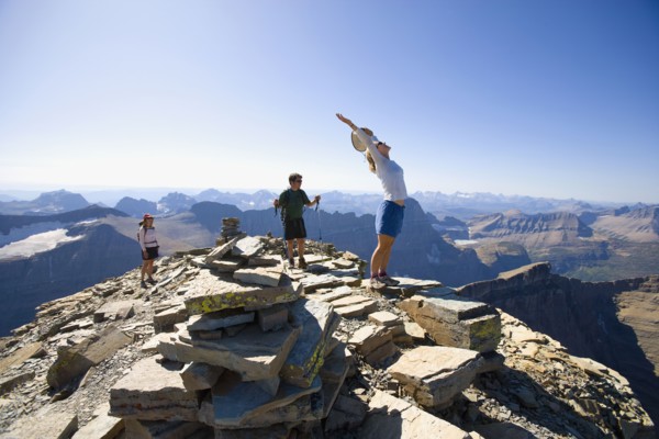 USA, Montana, Glacier National Park, Hikers on the top of mountain. Photo : Noah Clayton