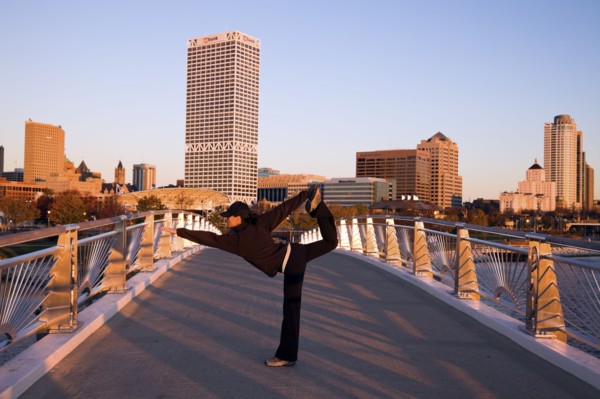 USA, Wisconsin, Milwaukee, Woman doing yoga on bridge in city. Photo : Henryk Sadura