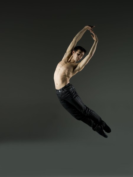 Young ballet dancer, studio shot. Photo : Dan Bannister