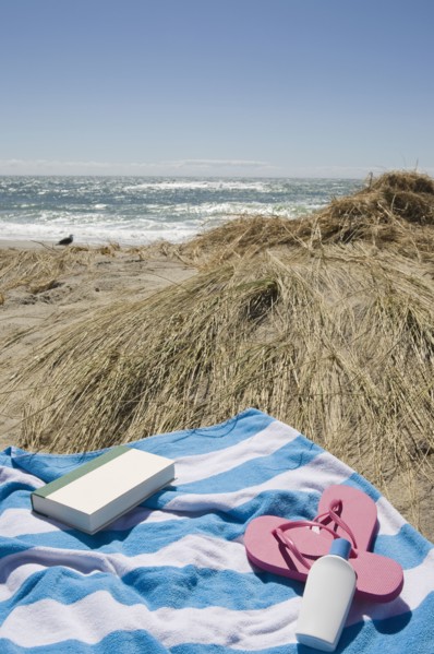 USA, Massachusetts, towel on Marram Grass on beach. Photo : Chris Hackett