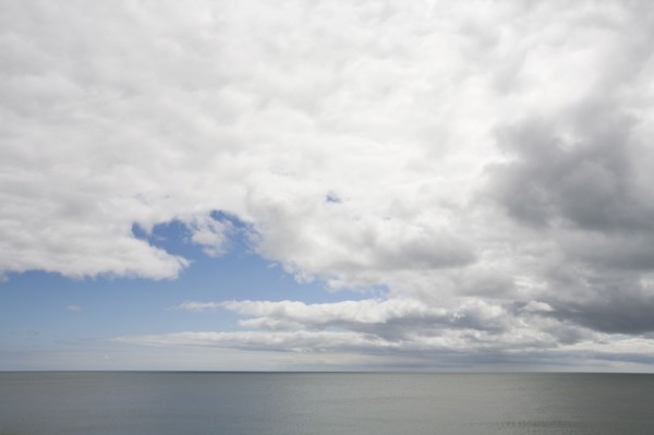 USA, Massachusetts, storm cloud above sea. Photo : Chris Hackett