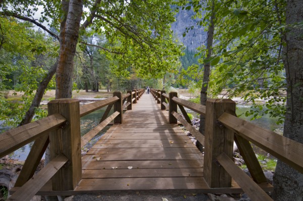 USA, California, wooden footbridge on Merced River. Photo : Gary Weathers