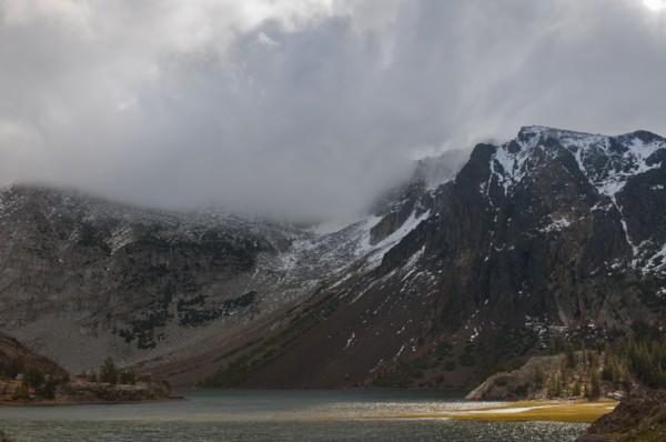 USA, California, mountains in clouds. Photo : Gary Weathers