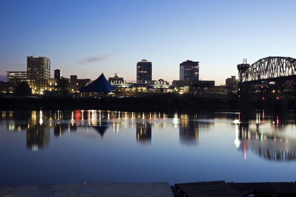 USA, Arkansas, Little Rock, Downtown skyline illuminated at night. Photo : Henryk Sadura