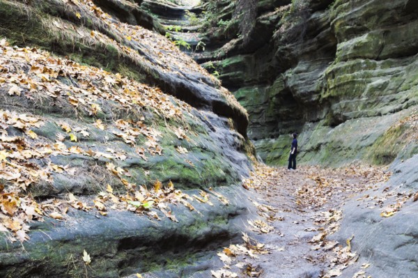 USA, Illinois, Starved Rock State Park, Woman standing in canyon. Photo : Henryk Sadura