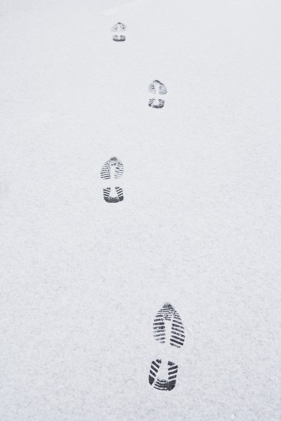 USA, New Jersey, footprints on snow. Photo : Chris Hackett