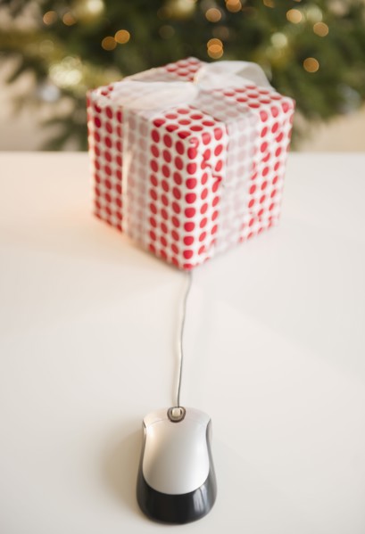 Computer mouse connected to Christmas gift. Photo : Jamie Grill Photography