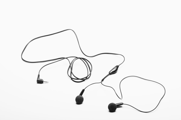 Studio shot of mp3 headphones. Photo : FBP