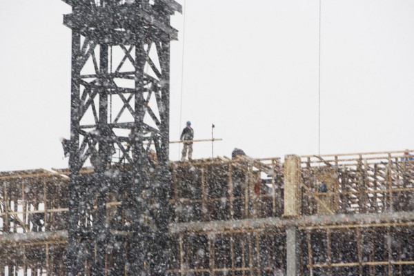 USA, New York City, construction site in snowstorm. Photo : fotog