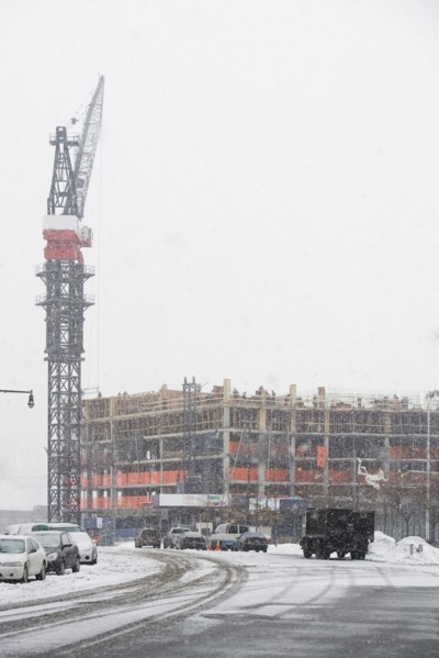 USA, New York City, construction site in snowstorm. Photo: fotog