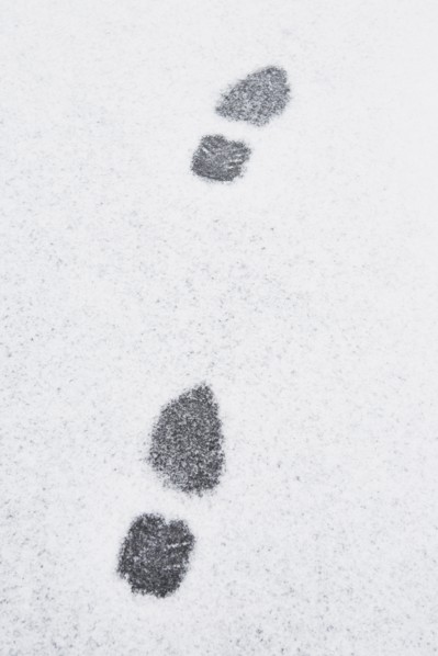 USA, New Jersey, Footprints in snow. Photo : Chris Hackett