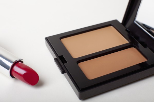 Powder compact with red lipstick. Photo : Winslow Productions
