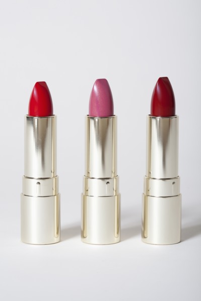 Red and pink lipsticks. Photo : Winslow Productions
