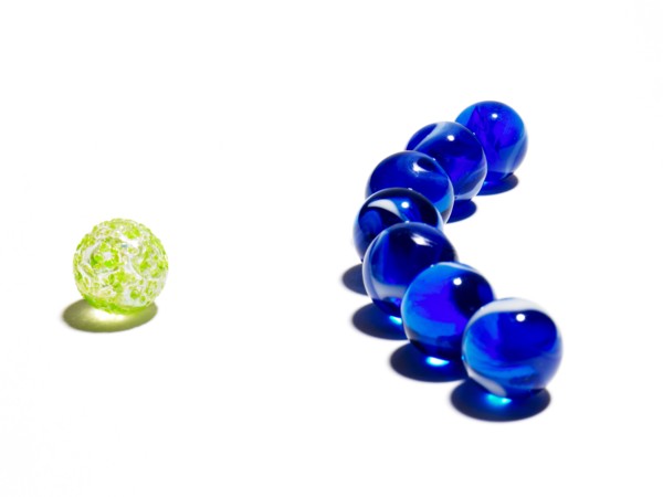 Blue and green glass balls. Photo : David Arky