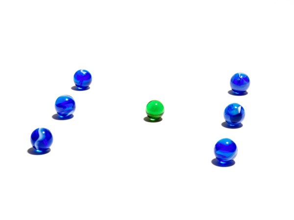 Blue and green glass balls. Photo : David Arky