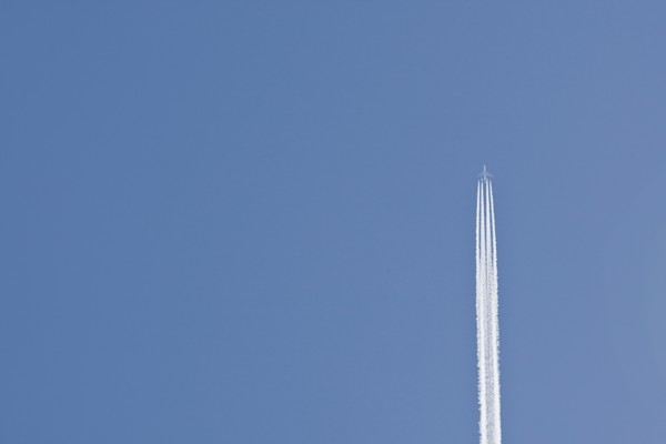 Airplane on clear sky. Photo : Justin Paget