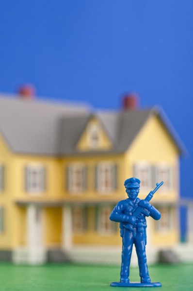 Figurine of soldier in front of model of house. Photo : Antonio M. Rosario