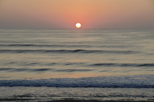 USA, North Carolina, Outer Banks, Kill Devil Hills, seascape at sunset. Photo : Tetra Images