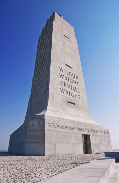 USA, North Carolina, Outer Banks, Kill Devil Hills, Wright Brothers Memorial. Photo : Tetra Images