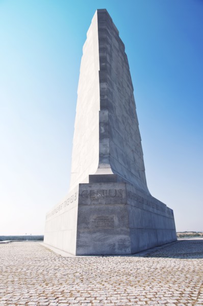 USA, North Carolina, Outer Banks, Kill Devil Hills, Wright Brothers Memorial. Photo : Tetra Images