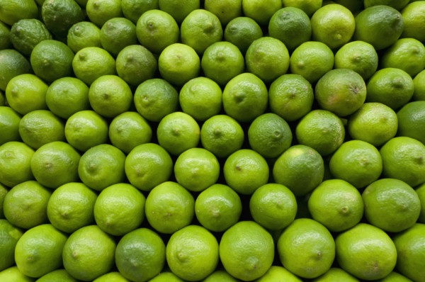 Stack of limes on market. Photo : Antonio M. Rosario