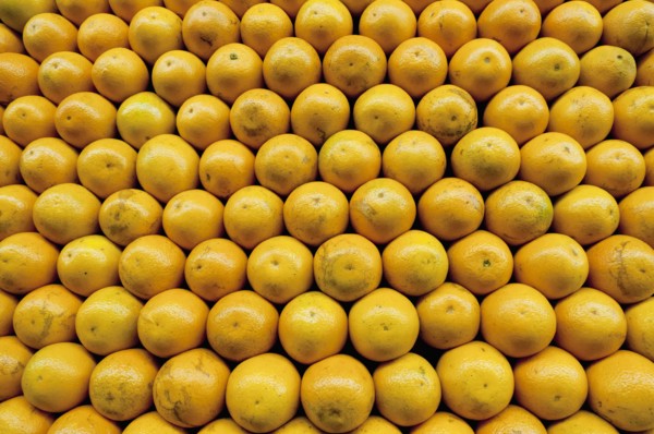 Stack of oranges on market. Photo : Antonio M. Rosario