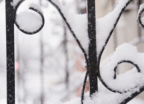 USA, New York State, Brooklyn, Williamsburg, railing covered with snow. Photo: Jamie Grill