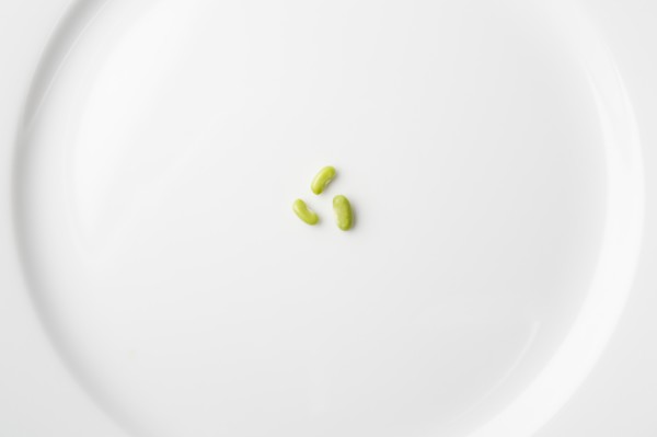 Peas on white plate forming recycling symbol. Photo : Kristin Lee