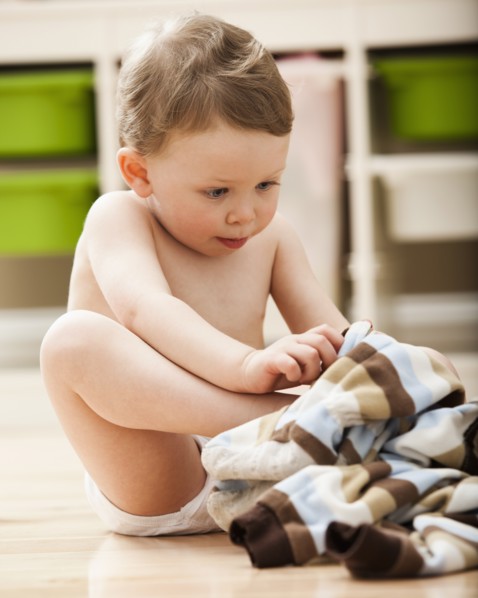 Boy (2-3) undressing. Photo : Mike Kemp