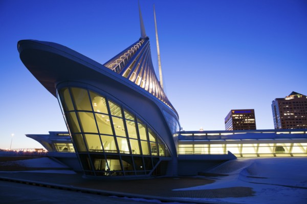 USA, Wisconsin, Milwaukee Art Museum at dusk. Photo : Henryk Sadura