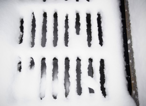 USA, New York State, Brooklyn, Williamsburg, snow covered sewer grate. Photo : Jamie Grill