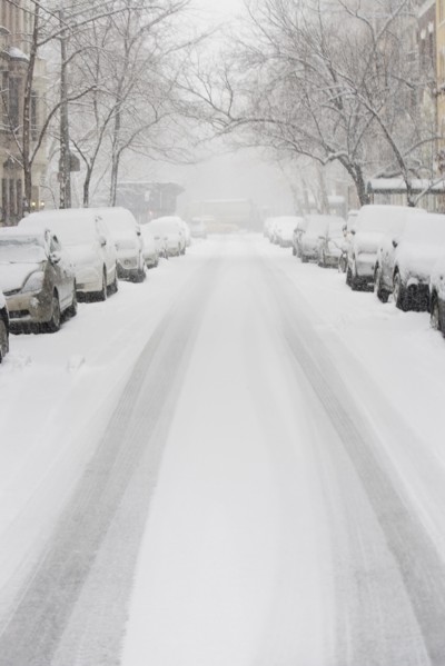 USA, New York City, snowy street with rows of parked cars. Photo : fotog