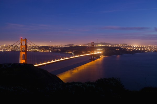 USA, San Francisco, City skyline with Golden Gate Bridge. Photo : Noah Clayton